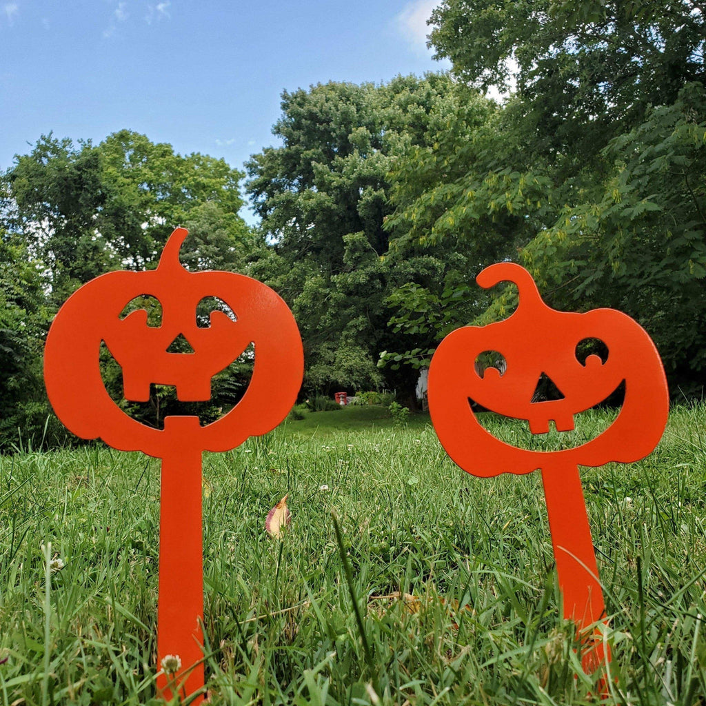 Set of 2 Pumpkin Yard Stakes – Outdoor Metal Halloween Lawn Decor – Powder Coated Steel Jack O Lanterns